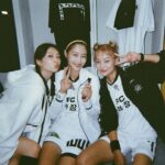 Lee Hyun-yi Instagram - 골때녀 파일럿부터 함께한 해나 해나가 없었다면 저는 지금까지 할 수 없었을거예요… 구척의 마스코트로, 또래상담반으로, 든든한 수비로, 골게터로 일당백 해오던 해나의 빈자리는 그 누구도 채울 수 없을 것 같아요… 해나야 정말 너무 고마웠고 함께해서 행복했어💕 부상 깨끗이 회복하고 다시 돌아와서 즐겁게 축구하자⚽️ #영원한 #fc구척장신 #송해나 #해나바로