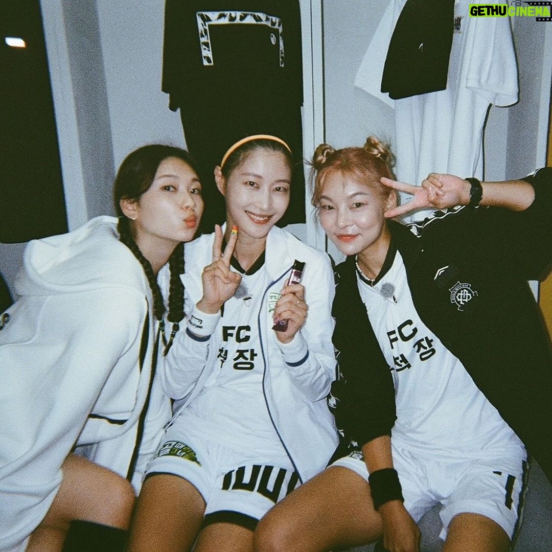 Lee Hyun-yi Instagram - 골때녀 파일럿부터 함께한 해나 해나가 없었다면 저는 지금까지 할 수 없었을거예요… 구척의 마스코트로, 또래상담반으로, 든든한 수비로, 골게터로 일당백 해오던 해나의 빈자리는 그 누구도 채울 수 없을 것 같아요… 해나야 정말 너무 고마웠고 함께해서 행복했어💕 부상 깨끗이 회복하고 다시 돌아와서 즐겁게 축구하자⚽️ #영원한 #fc구척장신 #송해나 #해나바로