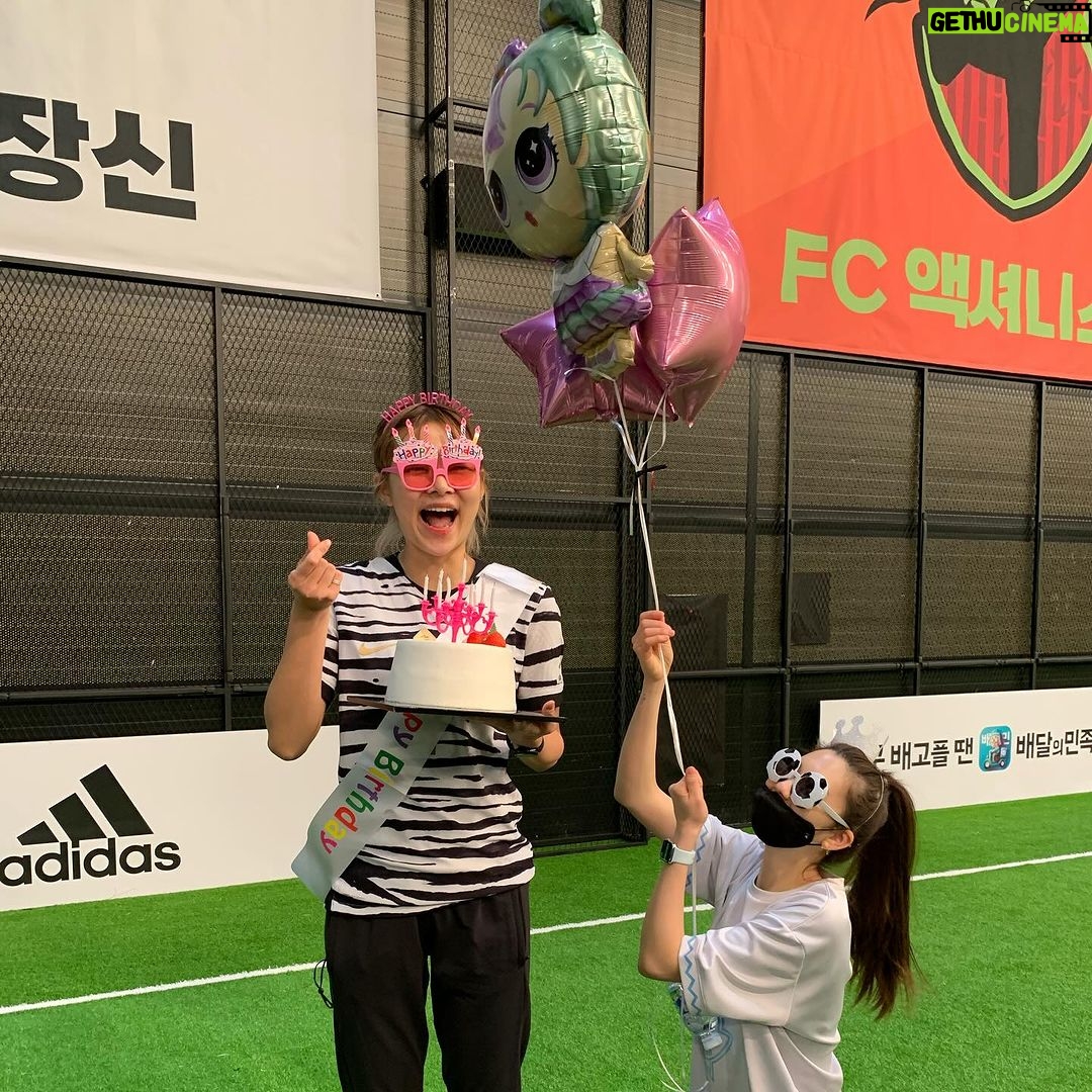Lee Hyun-yi Instagram - 골때녀 파일럿부터 함께한 해나 해나가 없었다면 저는 지금까지 할 수 없었을거예요… 구척의 마스코트로, 또래상담반으로, 든든한 수비로, 골게터로 일당백 해오던 해나의 빈자리는 그 누구도 채울 수 없을 것 같아요… 해나야 정말 너무 고마웠고 함께해서 행복했어💕 부상 깨끗이 회복하고 다시 돌아와서 즐겁게 축구하자⚽️ #영원한 #fc구척장신 #송해나 #해나바로