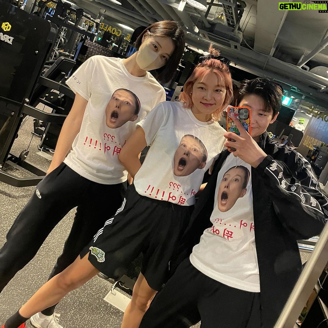 Lee Hyun-yi Instagram - 골때녀 파일럿부터 함께한 해나 해나가 없었다면 저는 지금까지 할 수 없었을거예요… 구척의 마스코트로, 또래상담반으로, 든든한 수비로, 골게터로 일당백 해오던 해나의 빈자리는 그 누구도 채울 수 없을 것 같아요… 해나야 정말 너무 고마웠고 함께해서 행복했어💕 부상 깨끗이 회복하고 다시 돌아와서 즐겁게 축구하자⚽️ #영원한 #fc구척장신 #송해나 #해나바로