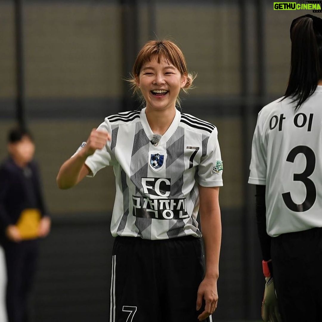 Lee Hyun-yi Instagram - 골때녀 파일럿부터 함께한 해나 해나가 없었다면 저는 지금까지 할 수 없었을거예요… 구척의 마스코트로, 또래상담반으로, 든든한 수비로, 골게터로 일당백 해오던 해나의 빈자리는 그 누구도 채울 수 없을 것 같아요… 해나야 정말 너무 고마웠고 함께해서 행복했어💕 부상 깨끗이 회복하고 다시 돌아와서 즐겁게 축구하자⚽️ #영원한 #fc구척장신 #송해나 #해나바로