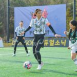 Lee Hyun-yi Instagram - 오늘 저희 구척장신의 새해 첫 경기가 방송되는데요~ 그동안 구척장신에 큰 변화가 있었습니다. 구척의 창단부터 함께했던 송해나선수가 피치못할 사정으로 잠시 구척을 떠나게 되었어요… 해나의 자리는 어떻게도 채울 수 없겠지만, 우리에게 에너지를 주는 선물같은 새로운 멤버가 합류했습니다. 매력 넘치는 요요선수 응원 많이 해주세요👏🏻🎉⚽️ @bad__yoyo 새해 첫 경기! #구척장신 vs #스트리밍파이터 #sbs #골때리는그녀들 #오늘밤9시