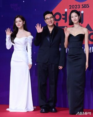 Lee Hyun-yi Instagram - 2023 한 해 동안 정말 감사했습니다. 
2024에도 열심히 하겠습니다!!
특히 더 고마운 @hongppappa 💕