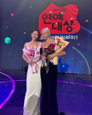 Lee Hyun-yi Instagram - 2023 한 해 동안 정말 감사했습니다. 
2024에도 열심히 하겠습니다!!
특히 더 고마운 @hongppappa 💕