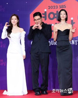 Lee Hyun-yi Instagram - 2023 한 해 동안 정말 감사했습니다. 
2024에도 열심히 하겠습니다!!
특히 더 고마운 @hongppappa 💕