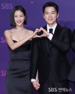 Lee Hyun-yi Instagram - 2023 한 해 동안 정말 감사했습니다. 
2024에도 열심히 하겠습니다!!
특히 더 고마운 @hongppappa 💕