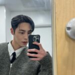 Lee Jae-wook Instagram - 🩵 🙋‍♂️