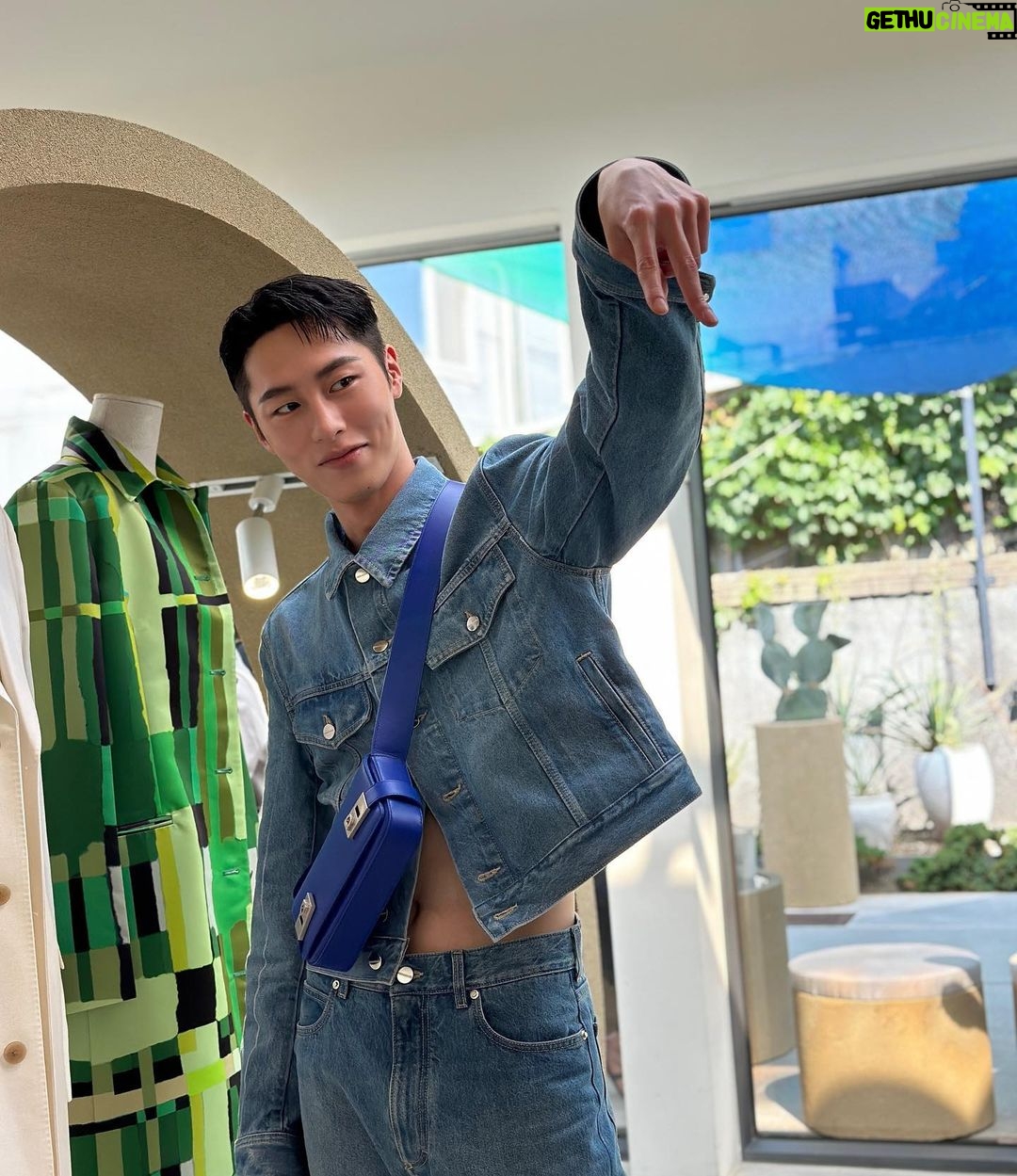 Lee Jae-wook Instagram - 페라가모가 성수동에서 2023 프리폴 컬렉션 컨셉츄얼 팝업스토어를 선보였습니다. 크리에이티브 디렉터 맥시밀리언 데이비스가 새로운 감각으로 담아낸 이번 컬렉션은 화려한 디자인과 현대적인 감각, 미니멀한 실루엣을 더해 다양한 소재로 페라가모만의 할리우드를 구현했습니다. #광고 #FERRAGAMOPF23 @FERRAGAMO @_MAXIMILIANDAVIS_