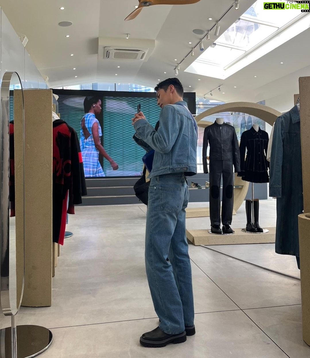 Lee Jae-wook Instagram - 페라가모가 성수동에서 2023 프리폴 컬렉션 컨셉츄얼 팝업스토어를 선보였습니다. 크리에이티브 디렉터 맥시밀리언 데이비스가 새로운 감각으로 담아낸 이번 컬렉션은 화려한 디자인과 현대적인 감각, 미니멀한 실루엣을 더해 다양한 소재로 페라가모만의 할리우드를 구현했습니다. #광고 #FERRAGAMOPF23 @FERRAGAMO @_MAXIMILIANDAVIS_