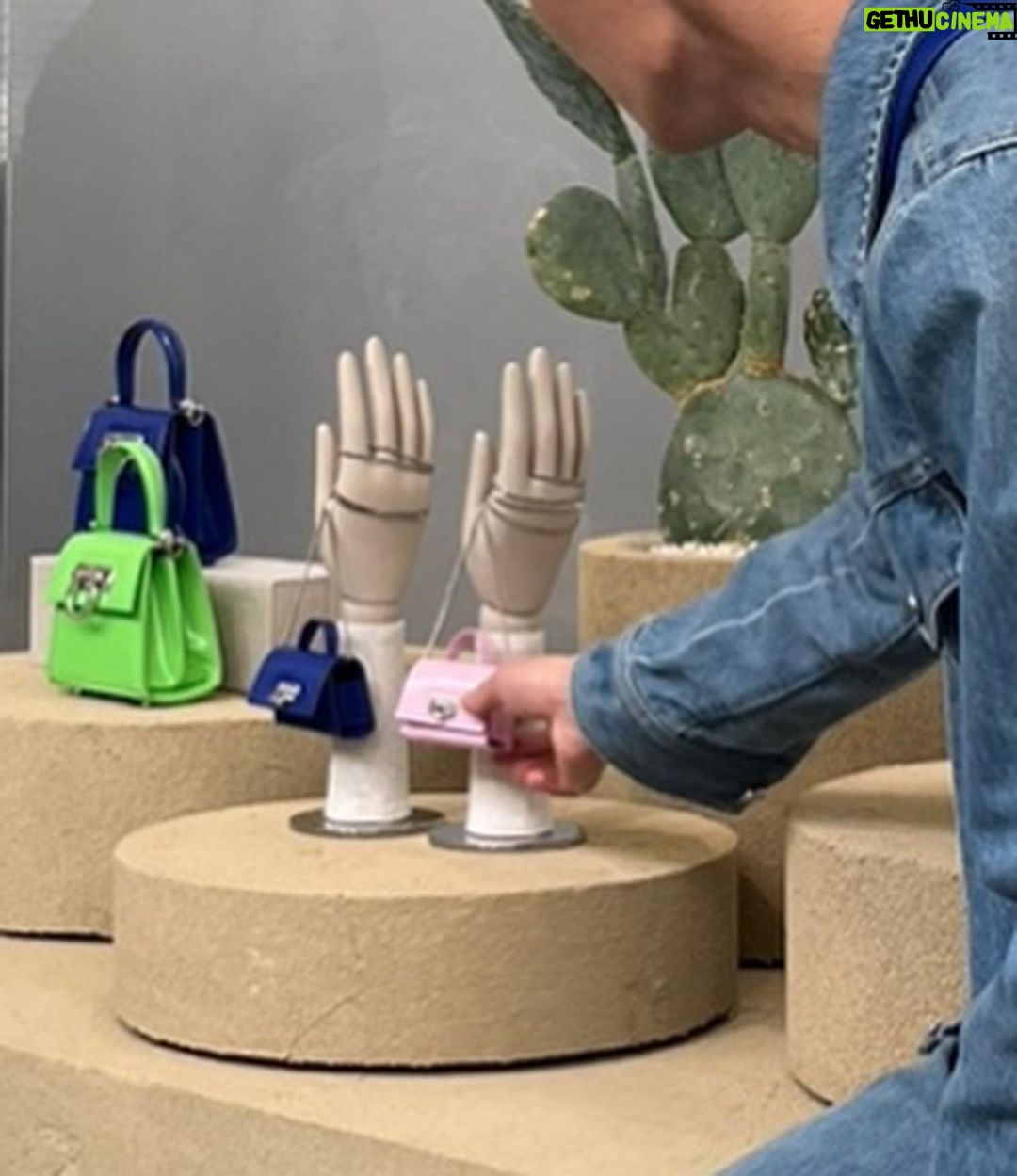 Lee Jae-wook Instagram - 페라가모가 성수동에서 2023 프리폴 컬렉션 컨셉츄얼 팝업스토어를 선보였습니다. 크리에이티브 디렉터 맥시밀리언 데이비스가 새로운 감각으로 담아낸 이번 컬렉션은 화려한 디자인과 현대적인 감각, 미니멀한 실루엣을 더해 다양한 소재로 페라가모만의 할리우드를 구현했습니다. #광고 #FERRAGAMOPF23 @FERRAGAMO @_MAXIMILIANDAVIS_