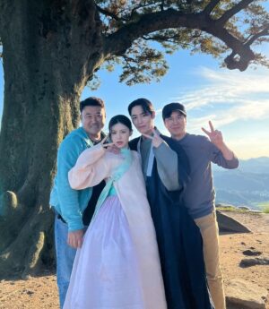 Lee Jae-wook Instagram - 그동안 환혼을 사랑해 주셔서 감사합니다.🙇🏻

정말 긴 시간 욱이로 있었고 너무나 그 시간이 기뻤고, 행복했고, 마음 아팠고, 속상했지만 
그렇지만 저에겐 지금 좋은 기억만 남았습니다. 

저 만큼이나 작품을 사랑해 주시고 
욱이를 사랑해 주셔서 감사합니다.🤍