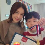 Lee Ji-hyun Instagram - 이번에도 수학 경시 대회에서 최우수를 받았어요👍👍👍 이전에는 학원 땡땡이도 많이 치더니 이번엔 목표를 가지고 열심히 학원도 가고 넘 기특해요👏👏👏👏 착하고 건강하게 자라 주는 것만으로도 감사한데 말이죠😁 1월엔 최우수만 모여서 치르는 본선도 나간답니다 자랑자랑~엄마는 푼수니까요😁 늘 밖에서 달이 예쁘거나 노을이 예쁘거나 예쁜것을 보면 영상통화 걸어서 엄마 보여주는 스윗한 아들❤️ 영상통화로 이것 저것 예쁜것을 보여줄 때 엄마는 녹아내리지요🤭🤭 엄마는 한없이 고맙고 감사하고 행복합니다🙏🙏🙏 #육아#아들#스윗가이#감사#행복#수학천재#math#genius #kids