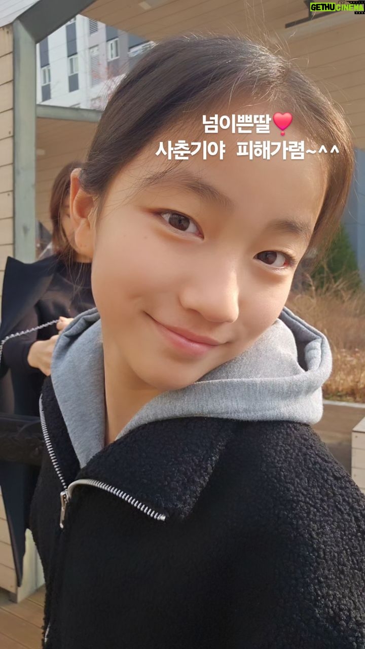 Lee Ji-hyun Instagram - 눈에 넣어도 안아픈 딸❤️ 눈에 담고 다니고 싶은 딸❤️ 유튜브 이지바이브 업로드 되었어요~^^ 5화 당신이 탈모인 이유 아직 모르겠어요?? 많이 구독해주세요😁😁😁 주소는 프로필에 링크 클릭!!! 형제들아 나는 아직 내가 잡은 줄로 여기지 아니하고 오직 한 일 즉 뒤에 있는 것은 잊어버리고 앞에 있는 것을 잡으려고 푯대를 향하여 그리스도 예수 안에서 하나님이 위에서 부르신 부름의 상을 위하여 달려가노라 (빌립보서3:13~14) #주일#예배#말씀#fyp#감사#행복#유튜브#이지바이브