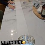 Lee Ji-hyun Instagram - 서윤이 이천원🤣🤣🤣 우경이 천원🤣🤣😄 엄청 신중하게 하더라구요😂👍👍 내 이름을 경외하는 너희에게는 공의로운 해가 떠올라서 치료하는 광선을 비추리니 너희가 나가서 외양간에서 나온 송아지 같이 뛰리라 (말라기4:2) #육아#용돈#릴스#추천#fyp#말씀