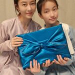 Lee Ji-hyun Instagram – HCCP안전 인증을 받은
설탕이 1도 들어가지 않은 수제 오란다에요😁😁
저희집은 오란다가 도착하지마자 한 박스가 동이났답니다😁😁
그래서 저도 또 주문했어요🤣🤣
엄청 부드럽고 설탕이 들어가지않아
어르신들도 너무 좋아하세요👍👍
작년 추석에도 엄청 인기 많았던 수담수제 오란다❤️

엄마의 전통성에 딸의 현대성을 더해
옛날 과자의 추억과 요즘 과자의 부드러움을 모두 담은 
겉바속촉 “수담수제 오란다”

📌오리지널 강정
•고소한 검은깨가 솔솔 뿌려진 쫀득하고 부드러운 식감
•가장 기본이 되는 맛으로 남녀노소 누구나 부담없이 즐기실 수 있습니다.

📌초코 강정
•초콜릿이 들어있어 달콤하고 부드러운 식감
•선물 뿐 아니라 아이들 간식으로도 최고에요.

📌건포도 땅콩 강정
•건포도와 땅콩이 들어있어 건포도의 쫀득 달콤함과
•땅콩의 고소함을 함께 느낄 수 있습니다.

📌견과 강정
•통아몬드와 아몬드 슬라이스, 땅콩이 들어있어 견과류의 풍미
•맥주나 와인에 잘 어울려 간단한 안주로도 좋습니다.

✅ 설탕을 넣지않아 시간이 지나도 딱딱하지 않아요!
✅ 커피, 차, 우유, 등 어떤 음료와도 잘 어울려요!
(오란다를 부셔서 우유에 시리얼처럼 말아먹으면👍 )
✅ 낱개포장 형식으로 여행, 등산, 골프 등 외부활동시 휴대가 편리
♦️당일배송이에요
♦️구매는 프로필에 링크로 들어오세요
#설#구정#선물#오란다