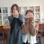 Lee Ji-hyun Instagram - 오늘은 예배전 ~^^ 이지현의 이지바이브가 업로드 되었어요~^^ 미용편 3화 뿌염에 관한 모든것 청담미용실 뿌염과 그 외 미용실의 뿌염차이 흰머리는 뽑으면 안나나요? 많이 구독해주세요~❤️ 유튜브 주소는 프로필에 링크 있어요😁😁😁 이러므로 너희가 주 안에서 모든 기쁨으로 그를 영접하고 또 이와 같은 자들을 존귀히 여기라(빌립보서2:29) #fyp#릴스#추천#엄마와딸#가족#사랑#행복#예배
