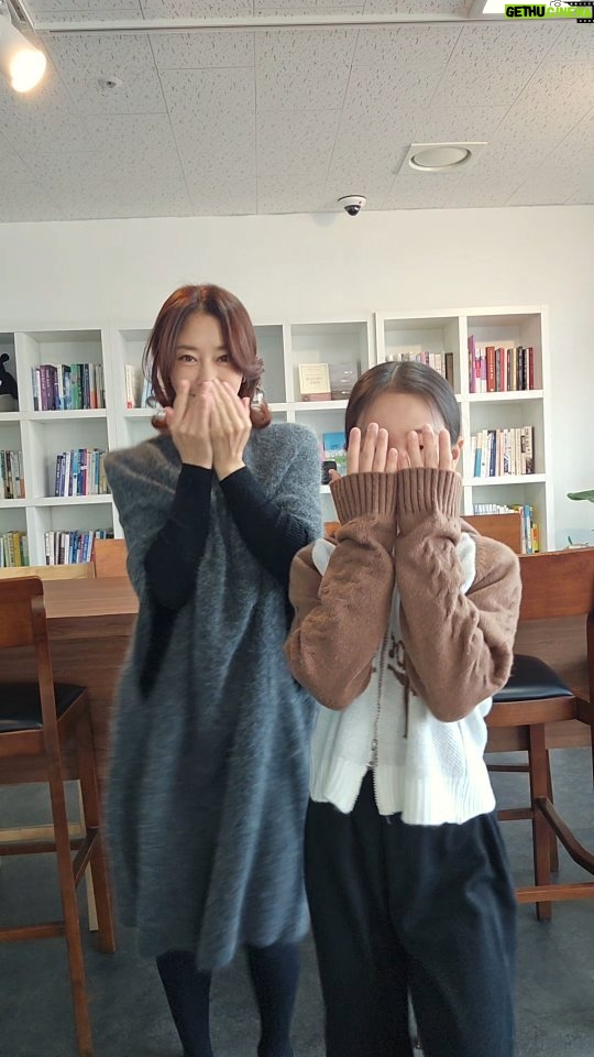 Lee Ji-hyun Instagram - 오늘은 예배전 ~^^ 이지현의 이지바이브가 업로드 되었어요~^^ 미용편 3화 뿌염에 관한 모든것 청담미용실 뿌염과 그 외 미용실의 뿌염차이 흰머리는 뽑으면 안나나요? 많이 구독해주세요~❤️ 유튜브 주소는 프로필에 링크 있어요😁😁😁 이러므로 너희가 주 안에서 모든 기쁨으로 그를 영접하고 또 이와 같은 자들을 존귀히 여기라(빌립보서2:29) #fyp#릴스#추천#엄마와딸#가족#사랑#행복#예배