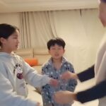 Lee Ji-hyun Instagram - 공중돌기가 주특기인 우경이🤣🤣🤣 어떻게든 성공할거라고 몇번이고 다시 찍자고 조르는 바람에 고생좀 했어요🤣🤣🤣 영상보시구 웃으셔요😁😁😁😁 #아들#공중돌기#fyp#재밌는릴스#추천#금요일#일상#육아 네길을 여호와께 맡기라 그를 의지하면 그가 이루시고 네 의를 빛같이 나타내시며 네 공의를 정오의 빛같이 하시리로다(시편375~6)
