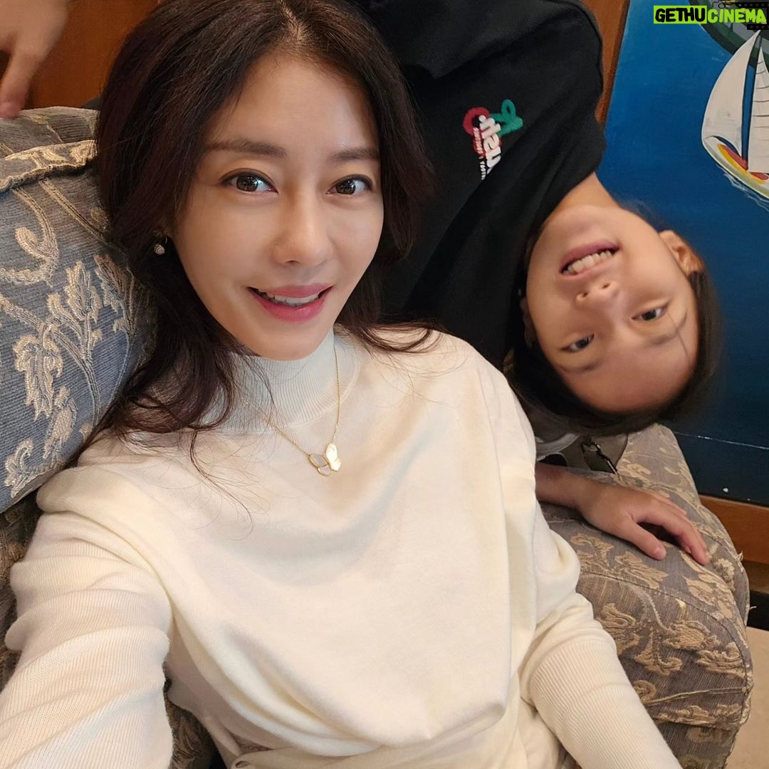 Lee Ji-hyun Instagram - 주말 잘 보내고 계신가요? 전 저번에 아이들과 속초를 다녀왔는데요 여행갈때 또 머입지😅😅 고민을 카오스모스 아이들이 해결해줬어요😁 플리프챈츠는 너~~어~~무 편해서 진짜 3일 여행내내 너무 잘다녔구요 사진도 예쁘게 나오구요😁 니트는 말할것도 없죠 갓성비템입에요~흔하지않은 X라인 니트에 부드러움과 쫀쫀함!!!! 가디건도 부드럽고 쫀쫀한 편한 느낌에 단추 포인트 디테일!!!! 스타일리쉬해보이는 아주 잇템입니다~ 롯데 신세계 현대 백화점에 입점되어있는 카오스모스 스윗홈에서 편하게 만나세용🤗🤗 Chungju