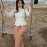 Lee Ji-hyun Instagram - 주말 잘 보내고 계신가요? 전 저번에 아이들과 속초를 다녀왔는데요 여행갈때 또 머입지😅😅 고민을 카오스모스 아이들이 해결해줬어요😁 플리프챈츠는 너~~어~~무 편해서 진짜 3일 여행내내 너무 잘다녔구요 사진도 예쁘게 나오구요😁 니트는 말할것도 없죠 갓성비템입에요~흔하지않은 X라인 니트에 부드러움과 쫀쫀함!!!! 가디건도 부드럽고 쫀쫀한 편한 느낌에 단추 포인트 디테일!!!! 스타일리쉬해보이는 아주 잇템입니다~ 롯데 신세계 현대 백화점에 입점되어있는 카오스모스 스윗홈에서 편하게 만나세용🤗🤗 Chungju