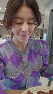 Lee Ji-hyun Instagram - 좋은건 부모님과 함께~~~ 맛있구 좋은거 있음 제일 먼저 생각 나는건 엄마 아빠죠❤️ 엄마집 와서 블랙앵거스 생갈비와 양념갈비로 고기 파티했어요😁 꽃갈비 너무 연하다고 너무 좋아하시고 잘 잡수셔서 저 넘 뿌듯뿌듯😁😁 양념갈비는 아이들이 너무 좋아해서 전 이번 기회 쟁였어요 뿌듯뿌듯 😁 엄마는 아이들이 잘먹을때 제일 감사하죠😍 블랙앵거스!!!꼭 맛보셔야해요!!!!! 양념LA갈비는 소의 13개 갈비 중 📌가장 크고! 육질이 연한 6,7,8 번 갈비를 사용하여 두툼한 갈비에 특제 양념을 골고루 입혔어요 ✅JBS의 프리미엄 블랙앵거스 브랜드 ✅초이스등급 상위 30% 블랙엥거스 소고기만이 제공할 수 있는 품질 ✅6.7.8번 꽃갈비 부위만 사용하여 뼈가 3개인것이 특징 ✅두껍고 부드러운 원육에 짜지않고 맛있는 양념이 더한 LA갈비 기존 시판되는 양념LA갈비와는 비교하지 마세요~! 이상적인 마블링과 풍부한 풍미로 기대 이상의 맛을 보장합니다^^ 🍒당일배송이에요 🍒구매는 프로필에 링크로 들어오세요 #설#선물#고기#LA갈비#생갈비