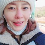 Lee Ji-hyun Instagram – 러너님들 팁좀 주세요~~~~🙏🙏🙏
오늘은 어제보다 기온이 조금 올랐네요😁
1호와3호가 잠깐 잠들고 2호가 학원  간 사이에
5km뛰었어요😁😁😁 얼마나 추웠는지 호수가 다 얼었어요

5km 38분 걸렸어요 조금씩 거리 늘려보려하는데
오늘 5km도 막바지에 엄청 힘들어서 주저앉고 싶더라구요
어케 해야 거리도 늘리고 숨도 덜차고 10km를 뛸 수 있을까요??
팁좀주세욤🙏🙏🙏😁

그래도 뛰고 나니 가슴이 시~~~원해요👍👍
뻥 뚫린거 같은 시원함? 이게 마라톤의 매력인가봐요
아직 마라톤의 마자도 모르지만요🤣
자~~~아~~이제 집에가서 아이들 밥하고 먹이고 치우고
과일 안좋아하는 아이들 강제로 과일 먹이고🤣🤣
잔소리 해가며 10분이라도 앉혀놓구 책읽히구 씻기구 보드게임 몇번하고  지지고 볶다보면
오늘 하루가 끝나겠죠?
인친님들도 즐거운 저녁시간 보내세욤~~~❤️

#겨울#마라톤#달리기#러너