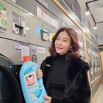 Lee Ji-hyun Instagram – 이건! 쟁긴다! 쟁겨👍👍👍
저는 오미노비앙코만 꾸준히 사용 중인데 이유는 요놈.
만나면 다른건 못 써요.
향기가 향기가 어마무시 호불호 없는 향으로 
🌈세탁세제+섬유유연제
올인원 세제로 따로 섬유유연제를 사용하지 않으셔도 되어 
🌈세제돈도 절약되고 일석이조V 

🌈더운 여름 아이옷, 어른옷 분리해서 빨지마세요.
하루에 다 못빨면 아시죠 쾌쾌한 냄새..
🌈오미노비앙코 세제로한번에 세탁기 슝~
진짜 너무너무너무너무 편해요
오미노비앙코 세제
•섬유보호복합기술 ! 고분자 폴리머 섬유로 코팅하여 여러번
세탁시에도 옷감의 색감과 질감은 그대로 유지
•고농축포뮬러로 적은 세제용량으로도 세탁물 세탁가능하여
경제적 효과까지!
보통때 50ml ( 뚜껑이 80ml)
. 형광증백제 무첨가, 아이옷도 안심하도 사용할수 있는
유럽인증친환경세제
∙세계1위 향수 조향사가 만든 상쾌한 향기
14일동안 유지 테스트 완료 (화이트머스크향)
.유럽의 각종 안전, 환경, 생산기준 규정을 모두 준수한 제품

🌈세제도 명품으로
이탈리아에서 물건너 온 명품세제
#오미노비앙코
이탈리아 느낌답게
어썸 세제 색깔도 요로코롬 파랄게 이쁜거며,
향기는 고급향수느낌~
실제로 딥티크, 프라다, 캘빈 향수등을 만든 유명한 조향회사
지보단과 콜라보해서 만든 향이라
넘나 고급진향이에요~

🌈기생충에서 그러잖아요~
부잣집애들은 냄새부터 다르다고~~
향이 정말 예술입니다!!
유난희 쇼호스트가 극찬했던 그 세제!
이탈리아의 국민세제
라벨까지 이탈리아에서다 만들어오는
이탈리아 직수입 완제품!!
 
자랑할게 너~~~무 많은 제품이에요!!!
🛑구매는 프로필 링크 눌러주세요🛑