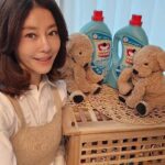 Lee Ji-hyun Instagram – 제가 지난달에 실제 있었던 일이였어요 

오미노비앙코 계속 쓰다가 다 떨어져서 홈쇼핑 방송 기다리는중에 선물받은 세제가 있어서 쓰고있었어요 근데 빨래가 계속 꿉꿉한 냄새가 나고 비릿한 냄새가 계속 나는거에요😭
제가 좀 심한 개코라 참을수가 없더라구요😖😖😖
수건을 삶고 식초도 넣어보고 별짓 다해봐도
꿉꿉한 냄새가 안없어지는거에요😭
그래서 세탁기를 업체 불러서 싹 분해해서 통세척을 했지뭐에요
근데 기사님이 세탁기안에 곰팡이도 하나없고
깨끗하다고 괜히 하셨다고 하더라구요😥😥
이제 통세척 했으니 괜찮겠지 해서 빨래를 했봤는데도 이상하게 냄새는 안잡히는거 있죠😭
그래서 또 기사님 불러서 배수호수까지 갈았어요
그래도 꿉꿉한 냄새는 안없어지더라구요😭😭
근데 아차 싶었어요  제가 세제가 바뀐건 생각 못하고 엄한 세탁기를 잡았더라구요ㅜㅜㅜ 😱😱😱😱😱

빨래 후 꿉꿉하고 비릿한 냄새가 난다면
무조건 오비노비앙코로 바꾸세요
저 처럼 죄없는 세탁기 잡지 마시구요🤣🤣
꿉꿉한 냄새 덜 말랐을때 나는 냄새
오비노비앙코가 다 잡아준답니다
간증간증😁

68여 년 전통의 이탈리아밀라노 직수입 명품세제!
세제가 다 거기서 거기 아니냐구요?
NO! e
명품세제라고 불리는 이유가 다 있답니다!
세제+섬유유연제 올인원 제품이라
너무 편하고 좋아요~
2.6리터 대용량이라 양도 많고,
고농축 포뮬러라 적은 양으로도 세척력이 진짜 대박이에요!! 

얼룩과 오염에 특히 강한 뛰어난 세척력
✓깐깐한 이탈리아 주부들의 평판으로 입증된 찌든때 제거제의 기술과 노하우! 
(찌든때 제거 첨가제 부분 MS 1위)
✓독보적인 세정성분이 각종 오염과 얼룩, 찌든 때를 탁월하게 해결
✓A.I.S.E (유럽세제산업협회) 기준 가장 제거하기 어려운 토마토소스, 혈흔, 당근 주스까지  
완벽하게 제거하는 강력한 세척력 

섬유의 색상과 원단을 완벽하게 보호
✓Fiber Protect Complex!
✓세탁 시 옷감에서 오염 물을 손쉽게 제거시키며 오염 물이 다시 옷감에 부착되지 않도록 방지
✓섬유 고유의 색상과 섬유 질을 보호
✓강한 알칼리 성분과 산화제가 포함되어 있지 않아 여러번 세탁 시에도 어떠한 옷감의 색상과 질감을 그대로 유지
✓면, 모, 실크, 마 등 물세탁이 가능한 모든 섬유를 보호 

피부를 보호하는 저 자극성 포뮬러
✓천연 추출물로 만들어진 세정 성분이 강력한 세척력을 발휘하면서도 자극 없이 피부를  보호
✓이탈리아 공인기관 피부테스트 완료
✓형광증백제 불검출 (2.6L 신포뮬러제품)
✓미세플라스틱 불검출 

유럽 안전인증 및 친환경 협약을 준수한 안전한 제품
유럽의 엄격한 안전, 환경, 생산기준과 규정을 모두 준수
브랜드 신뢰를 뒷받침 하는 각종 AWARDS 

“2.6L 신포뮬러”로 
기존 오미노비앙코와의 차이점>> “형광증백제 불검출!!” 

섬유나 종이를 하얗게 표백하는 “형광증백제”는
피부에 장기간 노출이되면
아토피나 피부염, 암을 유발시킬 수 있고
호흡기 노출시 소화기 질환까지 유발 할 수있는 위험물질로 
알려져있어요! 

2.6L 신포뮬러 오미노비앙코는 
기존 오미노비앙코와는 다르게
형광증백제 불검출인! 이탈리아 오미노비앙코 정식 수입원 미나글로벌 제품입니다! 

이정도면 안쓸이유 없죠?? 

현재 정식 수입원 외에는 판매하고있지 않은 제품이에요~!
🏖구매는 프로필 링크로 들어오세요🏖