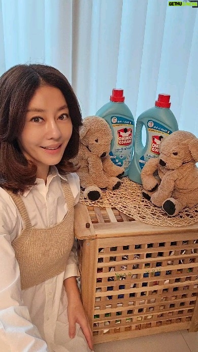 Lee Ji-hyun Instagram - 제가 지난달에 실제 있었던 일이였어요 오미노비앙코 계속 쓰다가 다 떨어져서 홈쇼핑 방송 기다리는중에 선물받은 세제가 있어서 쓰고있었어요 근데 빨래가 계속 꿉꿉한 냄새가 나고 비릿한 냄새가 계속 나는거에요😭 제가 좀 심한 개코라 참을수가 없더라구요😖😖😖 수건을 삶고 식초도 넣어보고 별짓 다해봐도 꿉꿉한 냄새가 안없어지는거에요😭 그래서 세탁기를 업체 불러서 싹 분해해서 통세척을 했지뭐에요 근데 기사님이 세탁기안에 곰팡이도 하나없고 깨끗하다고 괜히 하셨다고 하더라구요😥😥 이제 통세척 했으니 괜찮겠지 해서 빨래를 했봤는데도 이상하게 냄새는 안잡히는거 있죠😭 그래서 또 기사님 불러서 배수호수까지 갈았어요 그래도 꿉꿉한 냄새는 안없어지더라구요😭😭 근데 아차 싶었어요 제가 세제가 바뀐건 생각 못하고 엄한 세탁기를 잡았더라구요ㅜㅜㅜ 😱😱😱😱😱 빨래 후 꿉꿉하고 비릿한 냄새가 난다면 무조건 오비노비앙코로 바꾸세요 저 처럼 죄없는 세탁기 잡지 마시구요🤣🤣 꿉꿉한 냄새 덜 말랐을때 나는 냄새 오비노비앙코가 다 잡아준답니다 간증간증😁 68여 년 전통의 이탈리아밀라노 직수입 명품세제! 세제가 다 거기서 거기 아니냐구요? NO! e 명품세제라고 불리는 이유가 다 있답니다! 세제+섬유유연제 올인원 제품이라 너무 편하고 좋아요~ 2.6리터 대용량이라 양도 많고, 고농축 포뮬러라 적은 양으로도 세척력이 진짜 대박이에요!! 얼룩과 오염에 특히 강한 뛰어난 세척력 ✓깐깐한 이탈리아 주부들의 평판으로 입증된 찌든때 제거제의 기술과 노하우! (찌든때 제거 첨가제 부분 MS 1위) ✓독보적인 세정성분이 각종 오염과 얼룩, 찌든 때를 탁월하게 해결 ✓A.I.S.E (유럽세제산업협회) 기준 가장 제거하기 어려운 토마토소스, 혈흔, 당근 주스까지 완벽하게 제거하는 강력한 세척력 섬유의 색상과 원단을 완벽하게 보호 ✓Fiber Protect Complex! ✓세탁 시 옷감에서 오염 물을 손쉽게 제거시키며 오염 물이 다시 옷감에 부착되지 않도록 방지 ✓섬유 고유의 색상과 섬유 질을 보호 ✓강한 알칼리 성분과 산화제가 포함되어 있지 않아 여러번 세탁 시에도 어떠한 옷감의 색상과 질감을 그대로 유지 ✓면, 모, 실크, 마 등 물세탁이 가능한 모든 섬유를 보호 피부를 보호하는 저 자극성 포뮬러 ✓천연 추출물로 만들어진 세정 성분이 강력한 세척력을 발휘하면서도 자극 없이 피부를 보호 ✓이탈리아 공인기관 피부테스트 완료 ✓형광증백제 불검출 (2.6L 신포뮬러제품) ✓미세플라스틱 불검출 유럽 안전인증 및 친환경 협약을 준수한 안전한 제품 유럽의 엄격한 안전, 환경, 생산기준과 규정을 모두 준수 브랜드 신뢰를 뒷받침 하는 각종 AWARDS "2.6L 신포뮬러"로 기존 오미노비앙코와의 차이점>> "형광증백제 불검출!!" 섬유나 종이를 하얗게 표백하는 "형광증백제"는 피부에 장기간 노출이되면 아토피나 피부염, 암을 유발시킬 수 있고 호흡기 노출시 소화기 질환까지 유발 할 수있는 위험물질로 알려져있어요! 2.6L 신포뮬러 오미노비앙코는 기존 오미노비앙코와는 다르게 형광증백제 불검출인! 이탈리아 오미노비앙코 정식 수입원 미나글로벌 제품입니다! 이정도면 안쓸이유 없죠?? 현재 정식 수입원 외에는 판매하고있지 않은 제품이에요~! 🏖구매는 프로필 링크로 들어오세요🏖