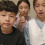 Lee Ji-hyun Instagram – 설탕이 1도 들어가지 않았다는 아주 매력있는 건강한
오란다에요😁😁😁

설 선물로 건강하고 맛있는 오란다 정말 강추에요!!!

저희집은 설탕도 들어가지않고 HCCP인증 제조 시설에서 
만든거라 그냥 맘놓고 맘껏 먹어요
설탕이 들어가지 않아 딱딱하지 않고 부드러워서
저희 아부지도 엄청 좋아하세요
손이가요 자꾸만~~~ 손이가
하루 한박스🤣🤣🤣

부드럽고 건강한 우리간식 “수담수제 오란다”

엄마의 전통성에 딸의 현대성을 더해
옛날 과자의 추억과 요즘 과자의 부드러움을 모두 담은 
겉바속촉 “수담수제 오란다”

📌오리지널 강정
•고소한 검은깨가 솔솔 뿌려진 쫀득하고 부드러운 식감
•가장 기본이 되는 맛으로 남녀노소 누구나 부담없이 즐기실 수 있습니다.

📌초코 강정
•초콜릿이 들어있어 달콤하고 부드러운 식감
•선물 뿐 아니라 아이들 간식으로도 최고에요.

📌건포도 땅콩 강정
•건포도와 땅콩이 들어있어 건포도의 쫀득 달콤함과
•땅콩의 고소함을 함께 느낄 수 있습니다.

📌견과 강정
•통아몬드와 아몬드 슬라이스, 땅콩이 들어있어 견과류의 풍미
•맥주나 와인에 잘 어울려 간단한 안주로도 좋습니다.

✅ 설탕을 넣지않아 시간이 지나도 딱딱하지 않아요!
✅ 커피, 차, 우유, 등 어떤 음료와도 잘 어울려요!
(오란다를 부셔서 우유에 시리얼처럼 말아먹으면👍 )
✅ 낱개포장 형식으로 여행, 등산, 골프 등 외부활동시 휴대가 편리

🍎구매는 프로필 링크로 들어오세요 
🍎당일배송이에요 
#설#구정#선물#스윗홈에서만착한가격🤗