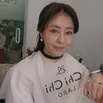 Lee Ji-hyun Instagram - 전 메이컵 컬러립 바르기 전에 베이스로 헤르페티노를 바르고 그 위에 컬러립을 발라요💋 촉촉함도 오래가고 웃고 말할때 입술 당김이 1도 없지요😁 여러분들도 헤르페티노와 건강하고 촉촉한 하루 보내세요👐👐 건조한 입술은 균열이나 염증이 쉽게 발생하는 지름길이라서 매일매일 관리해주지 않으면 입술 피부 질환에 노출되기에 너무 쉽다는 건 잘 아실거라고 생각해요!! 전세계 인구의 60-80%가 보균하고 있는 *1형 헤르페스 감염증인 V구순포진 바이러스에요 한번 감염되면 사람 몸 속에 평~생 숨어있기 때문에 회복이 되더라도 면역력이 약해지는 등 조건만 갖춰지면 다시 재발 가능성이 높아지는완치가 불가능한 질병이예요! 수년간의 과학연구와개발을 통해 1형 헤르페스 감염증인 구순포진 치료 솔루션은 물론이고! V 진화예방 V진행감소 V입술보호 V확산방지 V가려움완화 V피부 진정 효과 V보습력.지속력 V Propolis Special Extract GH 2002 (유럽 특허 성분)함유 헤리페티노는 독일 공식 수입 제품으로 아몬드 오일 .호호바 오일을 기반으로 한 풍부한 유중수(water-in-oil) 에멀젼입니다!! 온가족 입술 지킴이 헤르페티노로 지키세요😁 💋구매는 프로필 링크로 오셔요💋