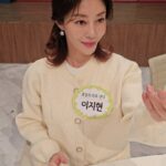 Lee Ji-hyun Instagram – 방송 녹화 들어가면 서너시간은 중간에 쉬는 시간이 없어요😭
헤르페티노 립밤한번 바르고 녹화 들어가면 입술이 촉촉해서 이뻐보이죠~~~😁
녹화 중간에 입술이 바짝바짝 건조해 져서 
말할때 불편함이 없지요~~👍

어디 그뿐인가요~??

헤르페티노 립밤은
X일반적인 립밤이 아닌!
💋구순염, 헤르페스 케어가 가능한 제품이에요

수년간의 과학 연구와개발을 통해
1형 헤르페스 감염증인 구순포진 치료 솔루션은 물론!
💋진화 예방(진행 감소(입술 보호확산 방지까지!
1구순포진이 발생했을 때
(수시로 구순포진이 발생한 환부에 발라주세요)
2일상적인 립 케어를 원할 때
(입술 보습이 필요하다면 데일리로 사용 가능해요)

가려움 완화 및 강력한 피부 진정 효과가 있는 
propolis special extract GH 2002성분(유럽 특허 성분) 함유

독일 공식 수입 제품

아몬드오일, 호호바오일을 기반으로 한 풍부한 유중수 에멀젼
-천연 활성성분으로 피부색과 유사하여 컬러 부담 없음
-손상되고 건조한 입술 보호
-유해로운 외부 영향 및 이물질로부터 입술 보호를 위해 지질장벽 형성

*손상된 피부조직을 재생시키고 기능을 촉진시키는 
“판테놀 함유”

*항균, 항염, 항산화, 면역증강에 좋은 
“프로폴리스 함유”

*피부자극을 완화하여 피부진정, 보습에 좋은 
“비사보롤 함유”

*세포막을 유지, 항산화효과로 피부 세포 재생에 도움을 주는 
“비타민 E함유”

헤르페티노 립밤은 
독일 약국에서도 판매되는 공식 수입 제품으로 
입술물집 / 입술틀때 바르는 연고형태의 립밤입니다!

꼼꼼하게 재고 따지셔서 좋은 헤르페티노로 촉촉하고
건강한 입술 만들어요💋

❤️구매는 아시죠?? 프로필 링크로 오셔요!!!❤️