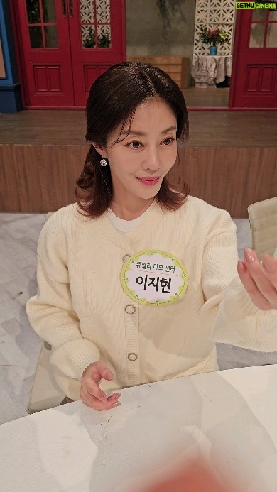 Lee Ji-hyun Instagram - 방송 녹화 들어가면 서너시간은 중간에 쉬는 시간이 없어요😭 헤르페티노 립밤한번 바르고 녹화 들어가면 입술이 촉촉해서 이뻐보이죠~~~😁 녹화 중간에 입술이 바짝바짝 건조해 져서 말할때 불편함이 없지요~~👍 어디 그뿐인가요~?? 헤르페티노 립밤은 X일반적인 립밤이 아닌! 💋구순염, 헤르페스 케어가 가능한 제품이에요 수년간의 과학 연구와개발을 통해 1형 헤르페스 감염증인 구순포진 치료 솔루션은 물론! 💋진화 예방(진행 감소(입술 보호확산 방지까지! 1구순포진이 발생했을 때 (수시로 구순포진이 발생한 환부에 발라주세요) 2일상적인 립 케어를 원할 때 (입술 보습이 필요하다면 데일리로 사용 가능해요) 가려움 완화 및 강력한 피부 진정 효과가 있는 propolis special extract GH 2002성분(유럽 특허 성분) 함유 독일 공식 수입 제품 아몬드오일, 호호바오일을 기반으로 한 풍부한 유중수 에멀젼 -천연 활성성분으로 피부색과 유사하여 컬러 부담 없음 -손상되고 건조한 입술 보호 -유해로운 외부 영향 및 이물질로부터 입술 보호를 위해 지질장벽 형성 *손상된 피부조직을 재생시키고 기능을 촉진시키는 "판테놀 함유" *항균, 항염, 항산화, 면역증강에 좋은 "프로폴리스 함유" *피부자극을 완화하여 피부진정, 보습에 좋은 "비사보롤 함유" *세포막을 유지, 항산화효과로 피부 세포 재생에 도움을 주는 "비타민 E함유" 헤르페티노 립밤은 독일 약국에서도 판매되는 공식 수입 제품으로 입술물집 / 입술틀때 바르는 연고형태의 립밤입니다! 꼼꼼하게 재고 따지셔서 좋은 헤르페티노로 촉촉하고 건강한 입술 만들어요💋 ❤️구매는 아시죠?? 프로필 링크로 오셔요!!!❤️