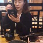 Lee Ji-hyun Instagram – 아무것도 안하고 싶은 날이 있죠?
요즘은 너무 간절해요😱😱😱
아이들이 방학이라 더 여유가 없고 몸도 바쁜거같아요
오늘도 아침에 7시에 2호 일어나서 밥먹이고
8시반에 1호 깨워서 밥먹이고
옷만 대충 입고 나와서 미용학원 갔다가 촬영하러 가야하는데
배는 고프고 메이컵도 해야해서 밥먹으면서 화장했어요ㅋㅋ
이제 촬영 끝나고 얼른 집에가서 저녁해서 
아이들 저녁 먹이고 집치우고 숙제 봐주고 
붙들고 앉혀서 책 조금이라도 읽히고🙂‍↕️🙂‍↕️
미용 펌 연습하고 아이들 재우고 내일 먹을 반찬만들어 놓구 
자야해요🤣🤣
운동도 해야하고 3호도 이뻐해줘야해요………
참 오늘 축구도 하죠?? 과연 볼수있을까요??
저만 이런거  아니쥬~~??
하루가 어케 지나가는지도 모르겠어요😭😭
정신줄 단단히 붙들어야겠어요😎
어머님들 힘내요!!!!
#워킹맘#육아#방학