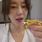 Lee Ji-hyun Instagram – ⭐생명공학연구소 연구원과 대학교수진이 연구에 참여해 만든 프리미엄 비건 숯불직화 떡갈비 
인공첨가물 ZERO를 통해 콜레스테롤 0, 트랜스지방 0, GMO 0, 100%식물성 원료만을 사용하였습니다. 

⭐제품의 기본적인 설명
✔ 천연방식으로 참숯에 구워 씹을수록 느껴지는 고소함!
✔ 영양과 식감을 더하는 Begreen 만의 시그니처 재료 상황버섯!
✔ 식물성 육즙이 팡팡 터지는 기대 이상의 풍미를 느껴요!
✔ 인공첨가물 Zero를 통해 안심하고 즐기는 떡갈비!

⭐ 항산화와 면역에 탁월한 상황버섯가루!
✔ 상황버섯가루를 양파, 마늘, 대파 등 다양한 채소와 배합!
✔ 꽉찬 영양과 촉촉한 식감 두마리 토끼!
✔ 베타글루칸 성분이 풍부하여 면역력 증진에 효과적!
✔ 항산화 작용을 통해 암세포 증식, 전이 억제 및 피부노화 방지!
✔  간세포를 보호하여 해독작용을 활성화!
✔ 혈전용해 및 혈관확장으로 심혈관 질환 예방!”

스윗홈에서 파격적인 가격으로 데려왔어요😁
놓치지 마셔요~~❤️
떡갈비 6봉: 44900원 / 10봉: 66900원
1봉에 2장씩 들어있어요~소스포함
오직 스윗홈에서 70%할인된 가격에 만나세요~😁

🥦구매는 프로필 링크로 오셔요🥦