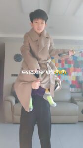 Lee Ji-hyun Instagram - 모든 아이들 방학중이죠?? 으아🤣🤣🤣🤣🤣 환장하겠어요🤣🤣 늦잠도 안자는 아들😭 하루 종일 엄마x100000000000000 번 부르기ㅜㅜ 아들하고 축구하기 칼싸움하기 보드게임하기 배드민턴치기😭 하루 열끼는 잡수시고ㅋㅋㅋ 나 자신과 내 할일을 더 내려놓아야 하는 방학😭 두달동안 잘 지내보자!!!!😁 어머님들 방학 화이팅요!!! 재밌는거 있으면 공유 해주세요~^^ #방학#육아#공유#릴스#칼싸움#축구#보드게임 #music #dance #viral#reels #instareels #family
