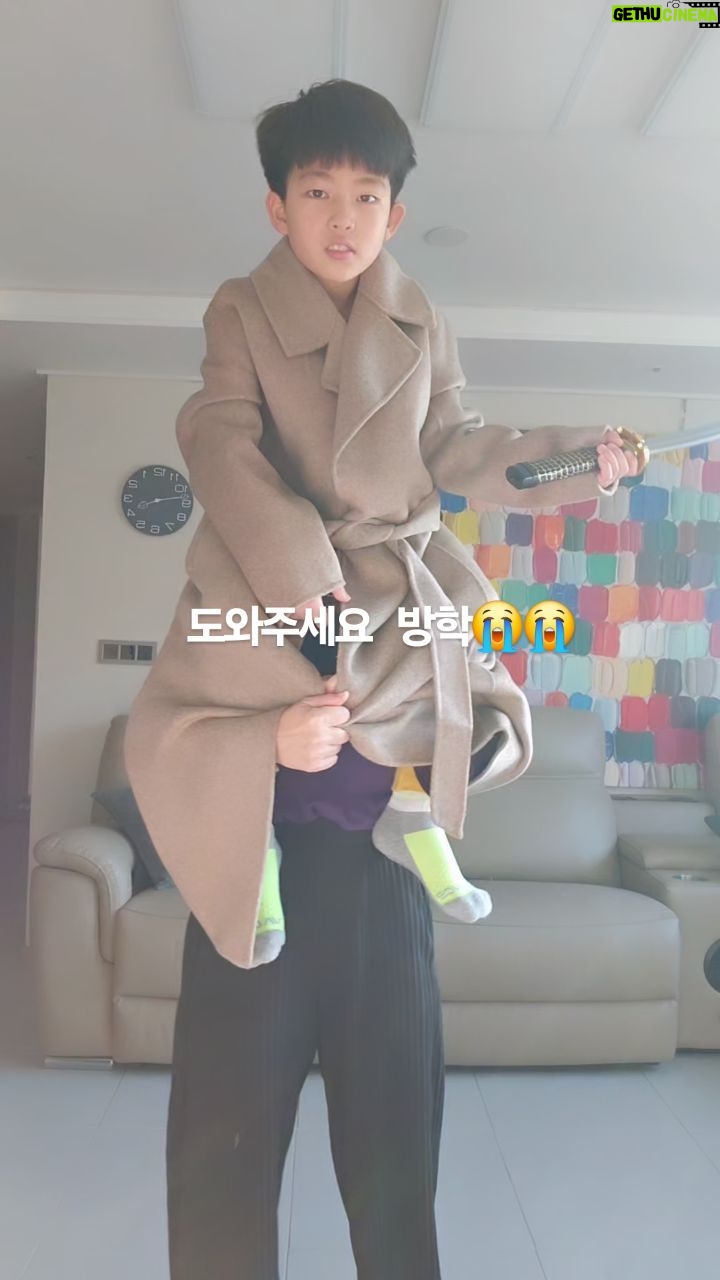 Lee Ji-hyun Instagram - 모든 아이들 방학중이죠?? 으아🤣🤣🤣🤣🤣 환장하겠어요🤣🤣 늦잠도 안자는 아들😭 하루 종일 엄마x100000000000000 번 부르기ㅜㅜ 아들하고 축구하기 칼싸움하기 보드게임하기 배드민턴치기😭 하루 열끼는 잡수시고ㅋㅋㅋ 나 자신과 내 할일을 더 내려놓아야 하는 방학😭 두달동안 잘 지내보자!!!!😁 어머님들 방학 화이팅요!!! 재밌는거 있으면 공유 해주세요~^^ #방학#육아#공유#릴스#칼싸움#축구#보드게임 #music #dance #viral#reels #instareels #family