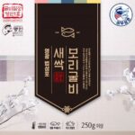 Lee Ji-hyun Instagram – 작년 추석때 저희 부모님이 제일 좋아하셨던
한국무형문화유산 명인 1호 강병욱의 손을 거쳐 명인만의 특허기술로 직접 한 마리 한 마리 정성스럽게 섭간(*섭간: 아가미에 천일염을 넣어 염장하는 서해안의 전통 염장 방식)
새싹보리굴비&찐굴비
우리 이왕 선물할거 좋은거 해드려야죠😁

새싹 보리굴비란?
⤷ 굴비의 고장 영광 법성포에서 3년간 간수를 뺀 국내산 천일염과 새싹보리분말로 섭간하여 반건조한 명품 굴비
짜지 않으며 비린 맛은 덜한 담백한 굴비의 참맛을 느끼실 수 있습니다.

Check Point

 인산염 無첨가, 글레이징 無
 해산물의 신선도를 인위적으로 높이기 위해 방부제 역할을 하는 인산염을 첨가하지 않았습니다. 건강한 원료 그대로 글레이징을 하지 않은 정직한 굴비입니다.
 HACCP 인증 시설에서 제조
 위해요소 중점관리 시스템의 까다로운 인증 절차를 통과하여 청결함과 섬세함으로 준비했습니다.

➣ 새싹보리 반건조 굴비의 생산 과정
1. 여러 단계를 거쳐 깨끗하게 세척
2. 새싹보리 분말과 천일염을 조합
 비린내는 제거하고 보다 깊은 풍미와 맛을 더하기 위해 새싹보리 분말과 국내산 천일염을 알맞은 비율로 조합해 침장 재료를 준비
3. 명인의 특허기술로 정성스럽게 섭간
 한국무형문화유산 명인 1호 강병욱의 손을 거쳐 명인만의 특허기술로 직접 한 마리 한 마리 정성스럽게 섭간(*섭간: 아가미에 천일염을 넣어 염장하는 서해안의 전통 염장 방식)
4. 강병욱 명인만의 특별한 건조 시간
 한국무형문화유산 굴비 침장 명인 1호 강병욱의 노하우를 담은 건조시간을 거쳐 비린맛은 덜하고 담백한 맛은 깊어진 새싹보리굴비가 탄생
5. 한 마리씩 개별 진공포장 후 급속 냉동

새싹보리 반건조 굴비 옵션

① 새싹보리굴비 5미 선물세트
 구성 :　250g 이상 × 5미, 선물박스, 보자기, 아이스팩, 보냉팩, 아이스박스
② 새싹보리굴비 10미 선물세트
 구성 : 250g 이상 × 10미, 선물박스, 보자시, 아이스팩, 보냉팩, 아이스박스
♦️당일배송이에요
♦️구매는 프로필에 링크로 들어오세요
#설#구정#선물#새싹보리굴비#찐굴비