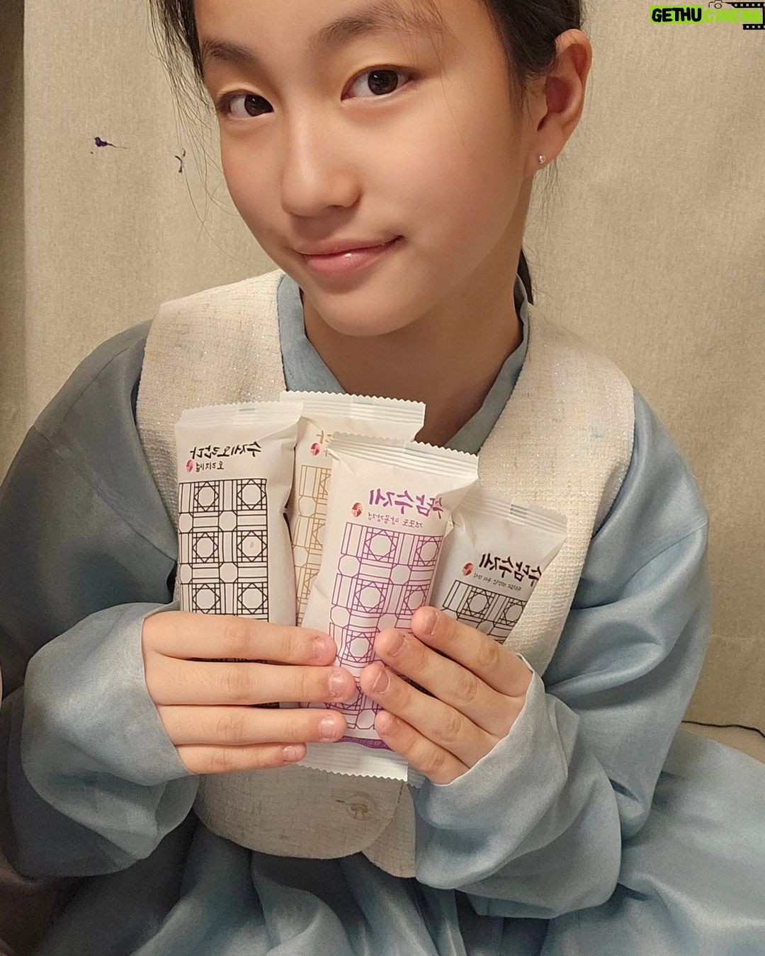 Lee Ji-hyun Instagram - HCCP안전 인증을 받은 설탕이 1도 들어가지 않은 수제 오란다에요😁😁 저희집은 오란다가 도착하지마자 한 박스가 동이났답니다😁😁 그래서 저도 또 주문했어요🤣🤣 엄청 부드럽고 설탕이 들어가지않아 어르신들도 너무 좋아하세요👍👍 작년 추석에도 엄청 인기 많았던 수담수제 오란다❤️ 엄마의 전통성에 딸의 현대성을 더해 옛날 과자의 추억과 요즘 과자의 부드러움을 모두 담은 겉바속촉 "수담수제 오란다" 📌오리지널 강정 •고소한 검은깨가 솔솔 뿌려진 쫀득하고 부드러운 식감 •가장 기본이 되는 맛으로 남녀노소 누구나 부담없이 즐기실 수 있습니다. 📌초코 강정 •초콜릿이 들어있어 달콤하고 부드러운 식감 •선물 뿐 아니라 아이들 간식으로도 최고에요. 📌건포도 땅콩 강정 •건포도와 땅콩이 들어있어 건포도의 쫀득 달콤함과 •땅콩의 고소함을 함께 느낄 수 있습니다. 📌견과 강정 •통아몬드와 아몬드 슬라이스, 땅콩이 들어있어 견과류의 풍미 •맥주나 와인에 잘 어울려 간단한 안주로도 좋습니다. ✅ 설탕을 넣지않아 시간이 지나도 딱딱하지 않아요! ✅ 커피, 차, 우유, 등 어떤 음료와도 잘 어울려요! (오란다를 부셔서 우유에 시리얼처럼 말아먹으면👍 ) ✅ 낱개포장 형식으로 여행, 등산, 골프 등 외부활동시 휴대가 편리 ♦️당일배송이에요 ♦️구매는 프로필에 링크로 들어오세요 #설#구정#선물#오란다