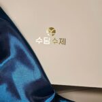 Lee Ji-hyun Instagram – HCCP안전 인증을 받은
설탕이 1도 들어가지 않은 수제 오란다에요😁😁
저희집은 오란다가 도착하지마자 한 박스가 동이났답니다😁😁
그래서 저도 또 주문했어요🤣🤣
엄청 부드럽고 설탕이 들어가지않아
어르신들도 너무 좋아하세요👍👍
작년 추석에도 엄청 인기 많았던 수담수제 오란다❤️

엄마의 전통성에 딸의 현대성을 더해
옛날 과자의 추억과 요즘 과자의 부드러움을 모두 담은 
겉바속촉 “수담수제 오란다”

📌오리지널 강정
•고소한 검은깨가 솔솔 뿌려진 쫀득하고 부드러운 식감
•가장 기본이 되는 맛으로 남녀노소 누구나 부담없이 즐기실 수 있습니다.

📌초코 강정
•초콜릿이 들어있어 달콤하고 부드러운 식감
•선물 뿐 아니라 아이들 간식으로도 최고에요.

📌건포도 땅콩 강정
•건포도와 땅콩이 들어있어 건포도의 쫀득 달콤함과
•땅콩의 고소함을 함께 느낄 수 있습니다.

📌견과 강정
•통아몬드와 아몬드 슬라이스, 땅콩이 들어있어 견과류의 풍미
•맥주나 와인에 잘 어울려 간단한 안주로도 좋습니다.

✅ 설탕을 넣지않아 시간이 지나도 딱딱하지 않아요!
✅ 커피, 차, 우유, 등 어떤 음료와도 잘 어울려요!
(오란다를 부셔서 우유에 시리얼처럼 말아먹으면👍 )
✅ 낱개포장 형식으로 여행, 등산, 골프 등 외부활동시 휴대가 편리
♦️당일배송이에요
♦️구매는 프로필에 링크로 들어오세요
#설#구정#선물#오란다