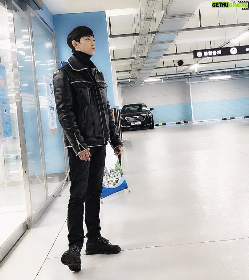 Lee Jung-hyuk Instagram - 옷과 머리가 바뀌어 돌아옴.