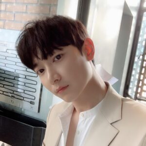 Lee Jung-hyuk Instagram - #생일 날 촬영하게 해주셔서 감사하고 
축하는 더더욱 너무너무 감사합니다!!!
이틀전 서프라이즈 해준 동생들 너무 고맙고❤️ 오늘 축하해주신 한분한분 너무 감사드리고❤️
점심 먹으러 갔는데 우연이겠지만 반찬으로 미역국 내어주신 네모5징어 사장님 감사합니다!❤️