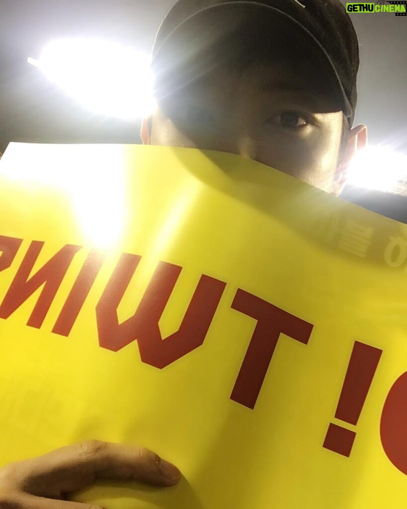 Lee Jung-hyuk Instagram - #lg트윈스 #엘지트윈스 올해 첫직관.