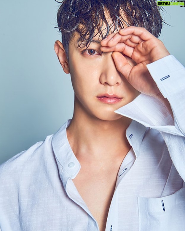 Lee Jung-hyuk Instagram - #촬영 #화보 #bnt #bnt화보#공항가는길 좋은 사진, 좋은 인터뷰 감사합니다!👍🏻