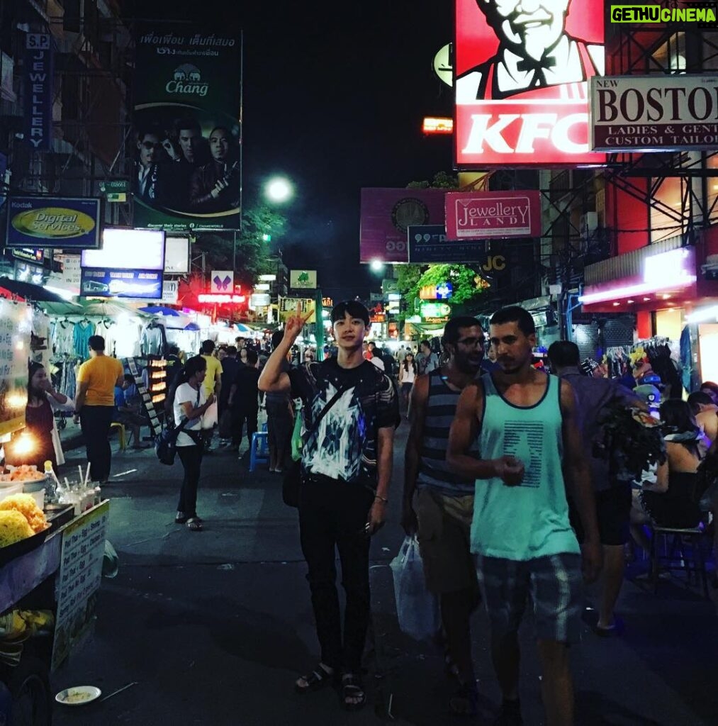 Lee Jung-hyuk Instagram - #태국#방콕#카오산로드 #Thailand #Bangkok #Khaosanroad 민소매 입은 덩치큰 형들이 너무 많음..