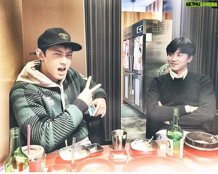 Lee Jung-hyuk Instagram - 만희형 정현이 늦게온 은성이형까지 조촐한 급망년회!내년에 더 어마어마해지자!ㅎ