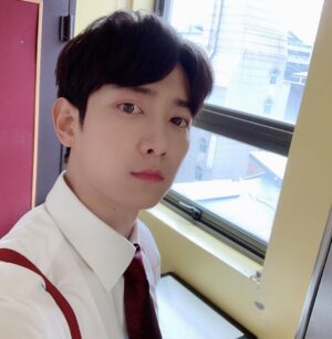 Lee Jung-hyuk Instagram - 오늘 제대로(??) 해본 첫 인스타라이브였는데 찾아와 주셔서 응원해주시고 보고싶어 해주셔서 감사합니다!! 댓글보니 이제 프라이드 끝난지도 100일쯤 된거같은데 아직 작품으로 못찾아뵌게 죄송스럽기도하지만 꼭 더 좋은작품으로 늦지않게 찾아뵐께요!! 항상 감사하고 감사합니다!! 많이 추워졌는데 감기 조심하시고 따뜻하게 다니세요!! 사진은 갤러리 뒤지다보니 몇장 없는 올리버 사진이 있길래ㅎ

아~그리고 제가 처음 라이브 해본거라 한분한분 인사 못드린거 죄송해요!!