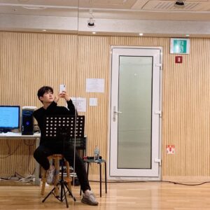 Lee Jung-hyuk Instagram - 아..노래 잘하고 싶다.. 밤새 작업해준 
동휴야~~#beaf_lower 진짜 고마워!