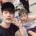 Lee Jung-hyuk Instagram - 이렇게 하면 고양이라고 했다.. 지금도 삼촌 보고싶다고 울고 있다는데.. #사랑해 노엘아!!!!!!!!!!