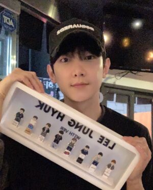 Lee Jung-hyuk Instagram - 나도 몰랐다...내가 10년이나 했다는걸..
이게 갑자기 뭐지??하고 있었는데..그래서 준거였구나...
잊지않고 챙겨준 VER❤️ 진짜 너무 고맙고 사랑한다.
지치지않고 응원해준 가족들 그리고 너희를 생각해서라도 약속했던 좋은사람,좋은배우 되도록 더 더 열심히 할께!!
오랜 시간 함께해준 동훈이형,은성이형을 비롯한 회사 식구들 한테도 너무 고맙습니다!
모두에게 앞으로 늙어 죽을때까지 배우로서 보답하겠습니다!!